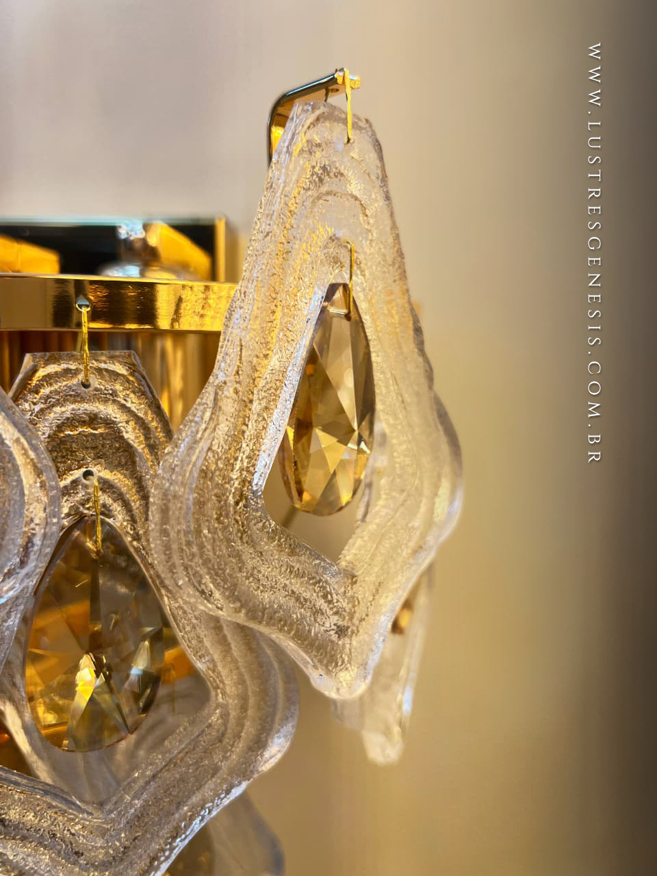 Arandela de parede Lysan com cristais, acabamento dourado, acesa, ideal para cabeceira de cama e corredor, tamanho 27cm.